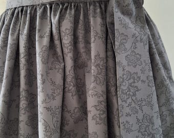 Baumwollschürze grau, Dirndlschürze grau mit Blumenmuster