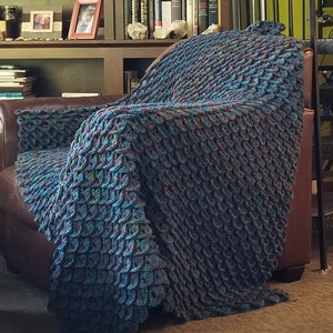 Häkeldecke mit Drachen- oder Meerjungfrauen-Skalen. Meine Andarna und Tairn. Vierter Flügel.