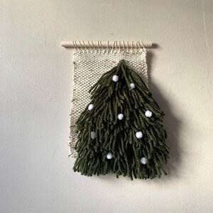 Mini Bohemian Christmas Tree Wall Hanging w green /& beige yarn