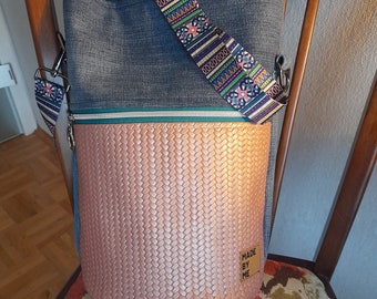 Sac bandoulière simili cuir rose jeans usé bleu