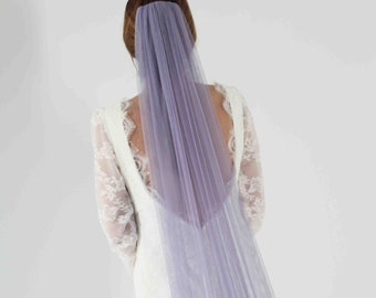 Welon ślubny w kolorze lawendowym.