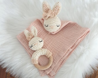 Gehäkeltes Schnuffeltuch, Babyrassel Hase mit schleife beige/rose Farbwahl