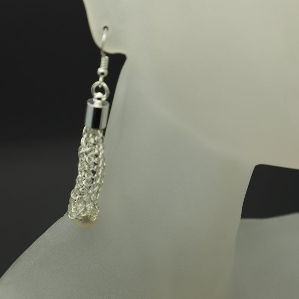 Perlen-Ohrringe, lange Ohrhänger gehäkelt aus Silberdraht mit Perlen