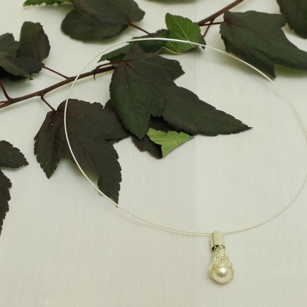 eleganter Silberreif mit Perle - eingehängt in einem versilberten, gehäkelten Käppchen