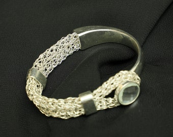 edles Silber-Damen-Armband trifft leuchtenden Strass-Cabochon in raffiniertem Verschluss