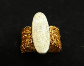 Goldfarbener Damen-Fingerring mit goldlackiertem Spacer als Eye-Catcher, patentgehäkelt aus Draht