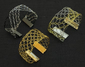 edle Technik neu interpretiert - breite und flache im Löcherschlag geklöppelte Armbänder aus Gold- oder Silberdraht mit Magnetverschluss