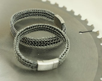 Leder und Edelstahl - Unisex Armbänder in grau und schwarz für Sie und Ihn