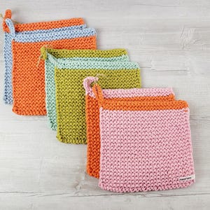 Peut inclure: Ensemble de maniques carrées tricotées de couleurs vives : orange, bleu, vert et rose. Chaque manique est munie d'une boucle pour être suspendue. Les maniques sont disposées sur une surface en bois clair.