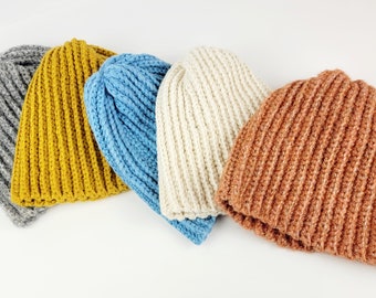 Snø Wollmütze für Frauen gehäkelt aus weicher Wolle in meliertem terrakotta, wollweiß, hellblau, goldgelb und grau