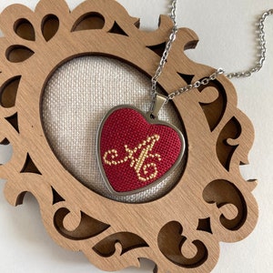 Un collar con letra cursiva en forma de corazón para mujer. Un regalo de cumpleaños sentimental para ella. Un colgante con inicial de corazón rojo. Un regalo de primer aniversario para esposa.