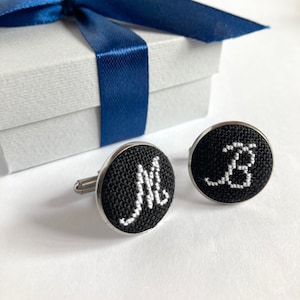 Gemelos con monograma personalizado en negro, regalo para el 40 cumpleaños de él, gemelos con iniciales personalizados hechos a mano, regalos geniales para hombres, gemelos con letras.
