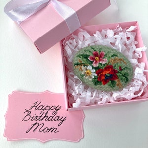 Presente de aniversário de 50 anos para mãe, conjunto de presente com lindo buquê de broche de flores Cartão de presente de feliz aniversário para mãe, presente de aniversário para mãe de filha e filho