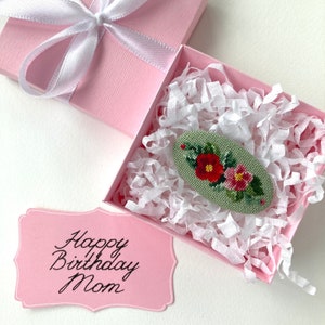 Caja de regalo de cumpleaños única para mamá Broche de flor pequeña con tarjeta de regalo Feliz cumpleaños mamá Regalos personalizados para mamá de hija o hijo