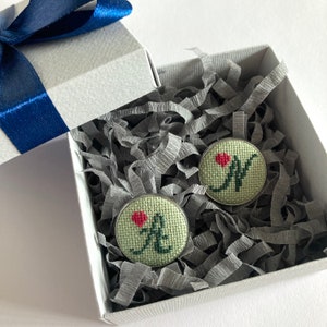 Gemelos iniciales personalizados con corazón pequeño Gemelos de letras personalizados para hombres Regalo para novio esposo padre