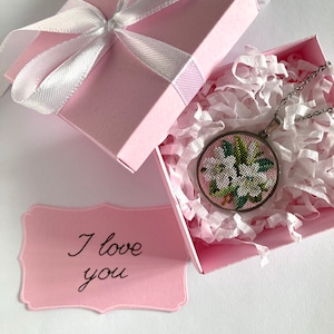 Delicata collana di fiori di giglio con biglietto regalo Ti amo Regali di anniversario di un anno per la fidanzata Scatola regalo di compleanno personalizzata per lei