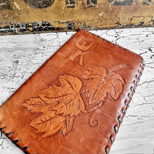 Estojo de couro vintage com compartimentos para escrita, cordão de couro trançado com folhas de videira em relevo, marrom conhaque, documentos de identidade, cartas de escritório