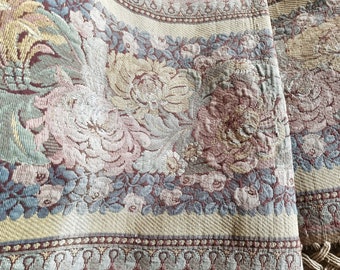 Antieke Aubusson-stijl chaise longue wandtapijt, vintage wandkleed met franjes, bloementapijt, decoratie van een loftkasteelsalon, oud