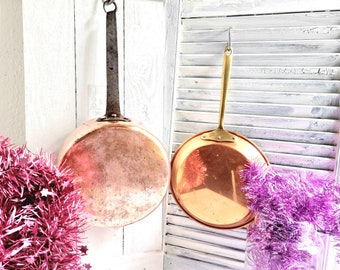 Antieke grote oude koperen pan, gesmeed, handgemaakt, vintage koperen smeedijzeren pan, shabby chic landelijke keukeninrichting, koperen kookgerei