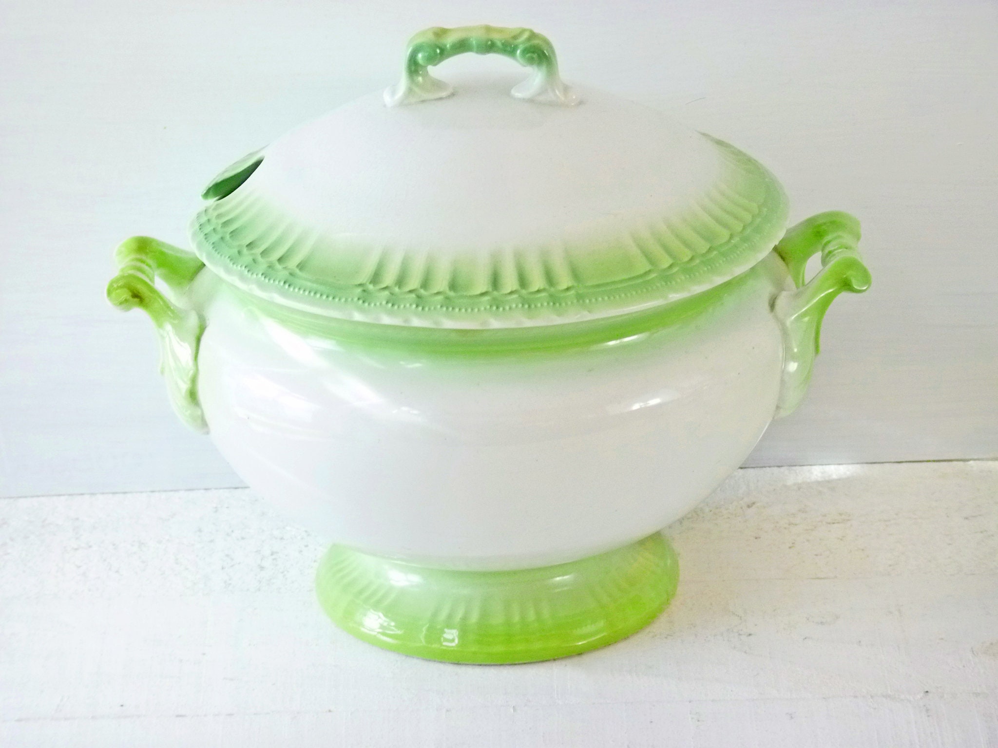 Terrine victorienne Bonn Mehlem, 2,6 litres, vert et blanc, céramique majolique Art nouveau historicisme Biedermeier, pistache TARTE AU CITRON VERT Chartreuse