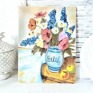 Buquê de jardim de casa de campo de natureza morta antiga, pintura vintage, jarro de cerâmica Westerwald, decoração de casa de fazenda chique e surrada, branco colorido