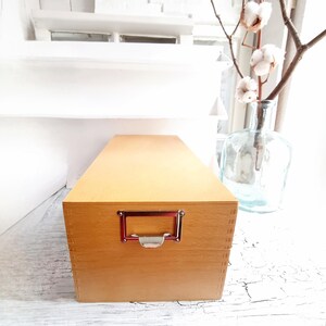 Boîte à cartes du milieu du siècle, grande boîte en hêtre, couvercle à charnière, étiquette, 3 compartiments, ustensiles, bureau, organisateur vintage, rangement, salle de bain, cuisine