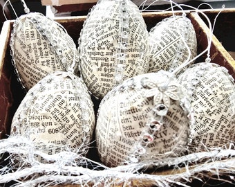 Shabby chic paasei-decoratie voor een paasboeket, harmonieuze landelijke decoratie met oude letters en strass-steentjes, feestelijke paastafeldecoratie