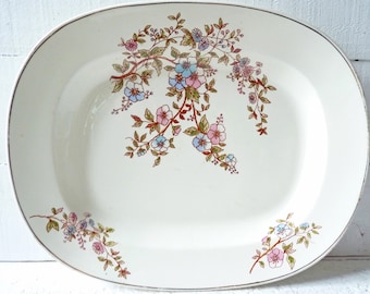 Groot Frans taartbord met kersenbloesem, pastelkleuren in roze en blauw, keramisch faience, romantische landelijke keuken, tuin, fruitbomen, feest