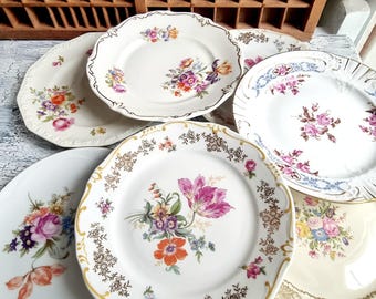 Boho taartborden, cottage mix, vintage bordenassortiment, kleurrijke bloemen, lente, boerderijtuin, tuinfeest, romantisch taartbuffet, 7x oude borden