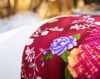 coussin floral violet mexicain vintage, un oreiller à pompon d’art unique