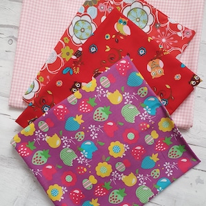 Könnte beinhalten: Vier Stoffquadrate mit verschiedenen Mustern. Das obere Quadrat ist rosa und weiß kariert. Das zweite Quadrat ist rot mit einem Blumenmuster und Eulen. Das dritte Quadrat ist rot mit einem Blumenmuster und Eulen. Das untere Quadrat ist lila mit einem Muster aus Erdbeeren, Blumen und Marienkäfern.