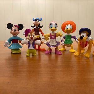 Disney -  Epcot Center - 1990s- International Collectibles - Minnie - Donald - Daisy - Goofy- Pluto - Chipmunk