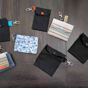 ¡Tela reciclada! Cartera para tarjetas de crédito o de visita con cierre a presión; presilla de tela para sujetar las llaves.
