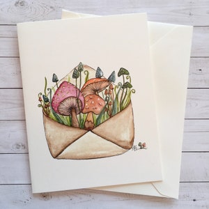 Enveloppen met champignons. Bos, schimmelthema. leuke kaart. Kleine paddenstoelen. Aquarelkaart. Illustratie.