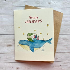 Felices fiestas con gnomo. Gnomo sobre la ballena, Navidad, tarjeta de vacaciones. Tema del océano, gnomos festivos