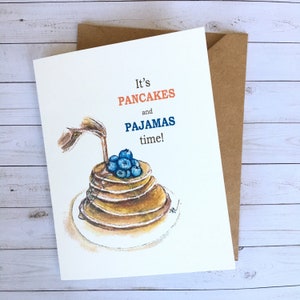 C'est l'heure des crêpes et du pyjama. Carte de crêpes aux myrtilles, carte d'anniversaire de crêpes, cartes postales de nourriture. mignon, jeu de mots, doux.