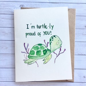 Carte Fier de vous. Bonne petite carte de tortue. Carte de remise des diplômes, carte de félicitations. Chaton mignon drôle.