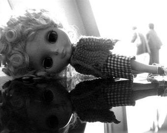 Blythe avec pose de perruque, Blythe doll photographie noir et blanc, impression sur papier photo brillant, Blythe Doll, Blythe Doll, Hair for Blythe Doll