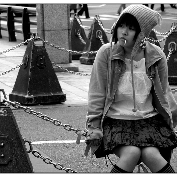 Mädchen mit lollypop, Fotografie, 30x20cm  Druck auf glz Fotopapier, schwarz weiss, Menschen auf der Straße, Tokyo