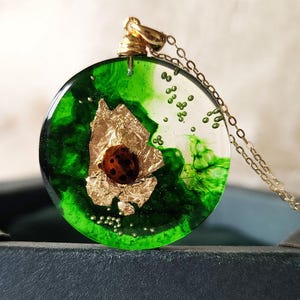 Colar de resina joaninha verdadeira: flocos de ouro 24K, prata esterlina