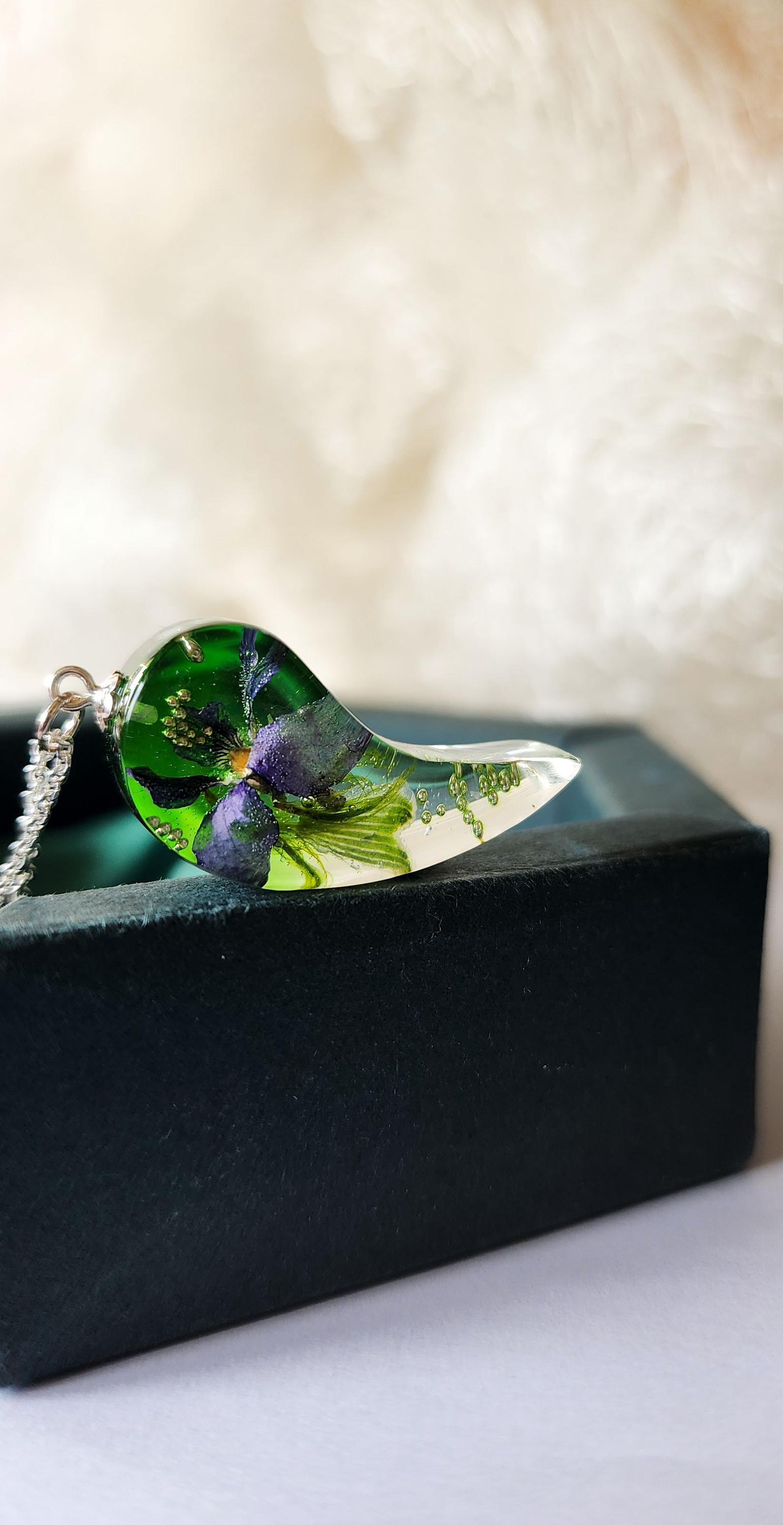 ハンドメイドスターリングシルバービオラフラワーレジンネックレス