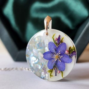 Real flower wood anemone necklace handmade bio organic resin mother of pearl necklace birthday gift for her pressed spring flower jewelry