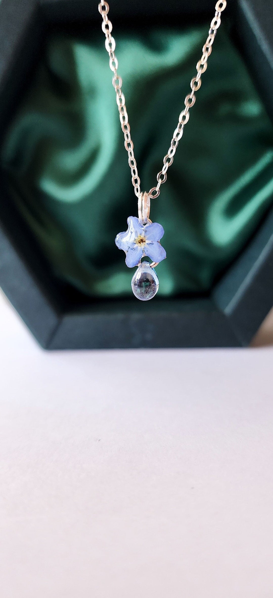 Ciondolo Rotondo In Argento Sterling Con Fiori Naturali Di Non Ti Scordar Di Me - Gioiello Artigianale Con Catena Inclusa