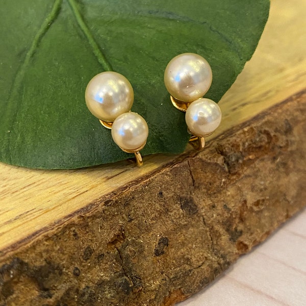 Medici Double Pearl 1970s Clip-on Earrings, Bridal Earrings, June, NOS, Bridesmaid Gifts, Gifts for Her, Friend, Love, Medici Earrings