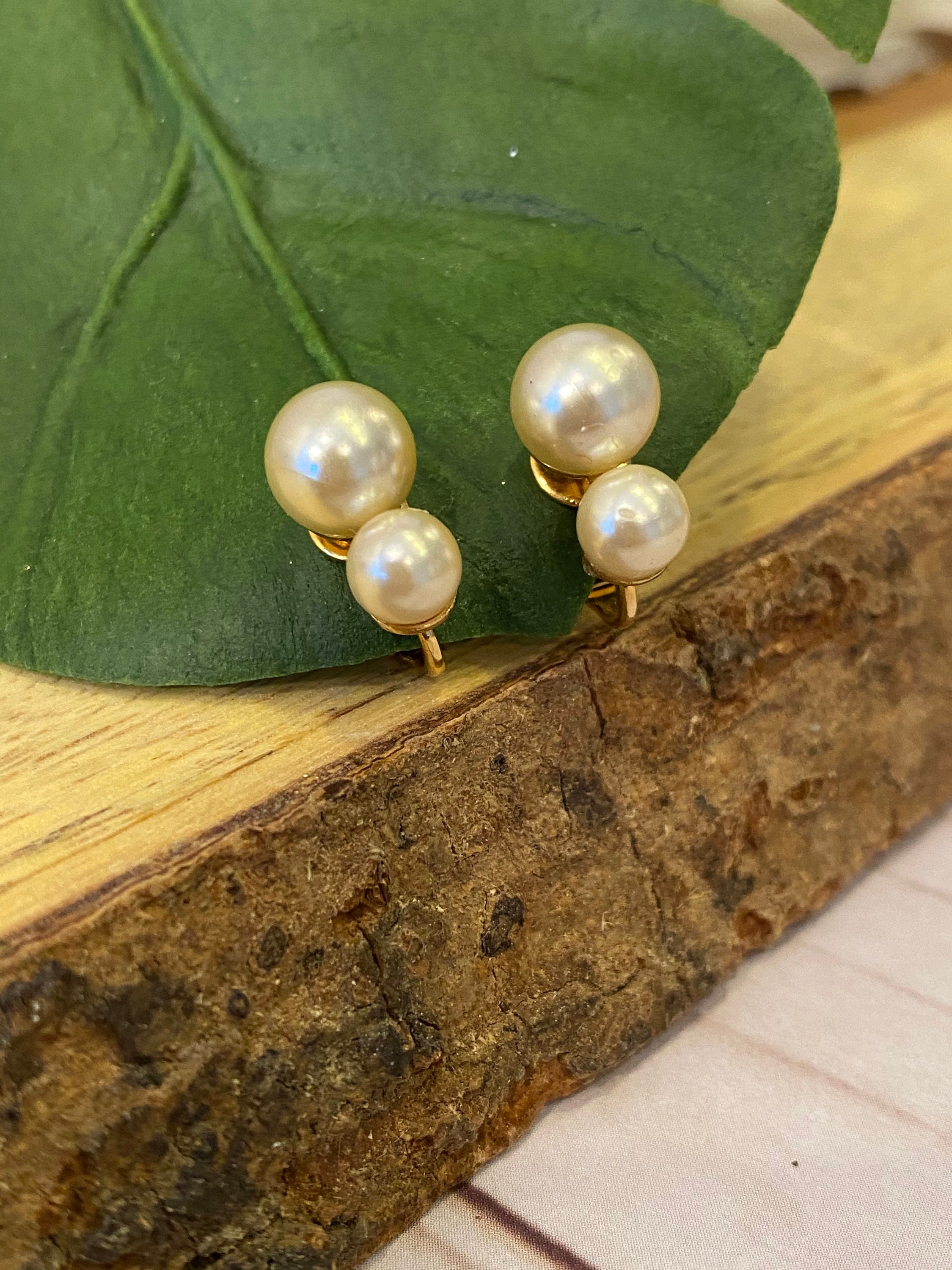 Clip-on stud earrings - Metal & glass pearls, gold, beige & pearly