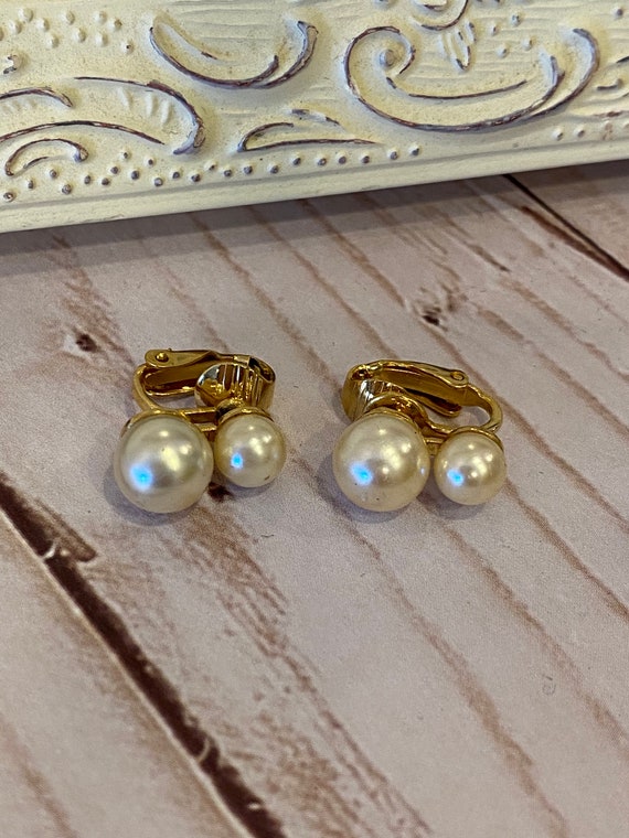 Medici Double Pearl 1970s Clip-on Earrings, Brida… - image 5