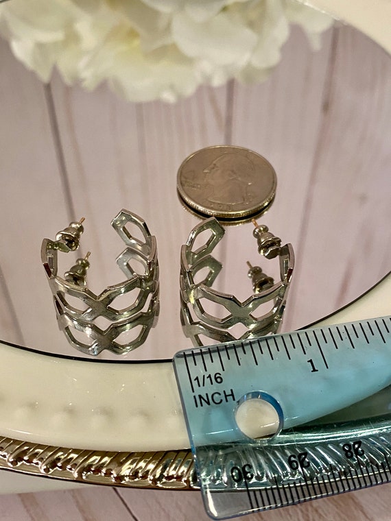 1960s Carved Monet Silver Hoop Geometric Earrings… - image 9