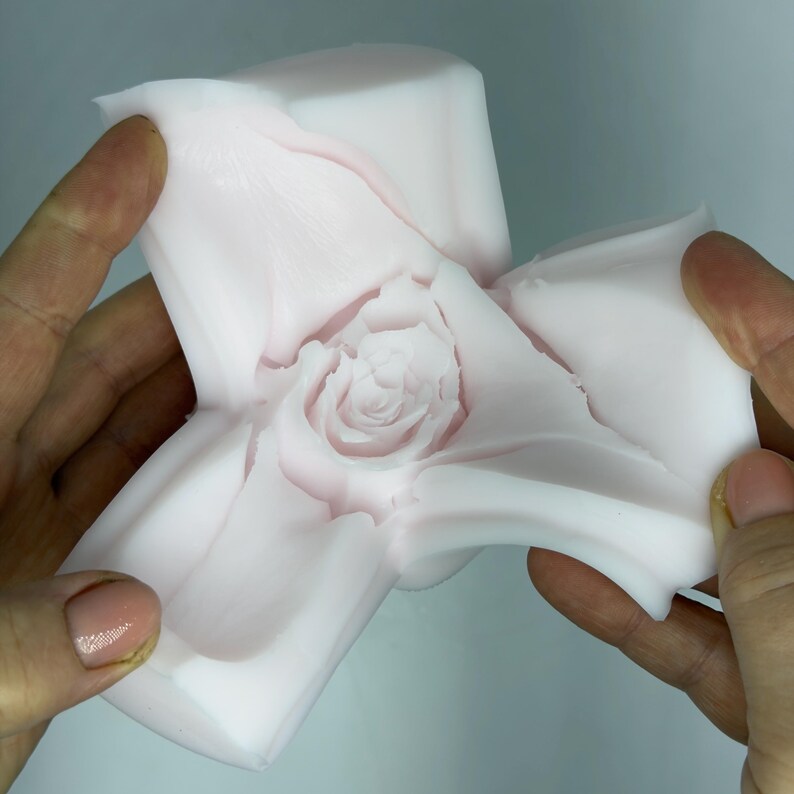 Stampo in silicone a forma di rosa per sapone. Stampo a forma di rosa 3D per lavori artigianali. Stampo per sapone a forma di rosa. immagine 10
