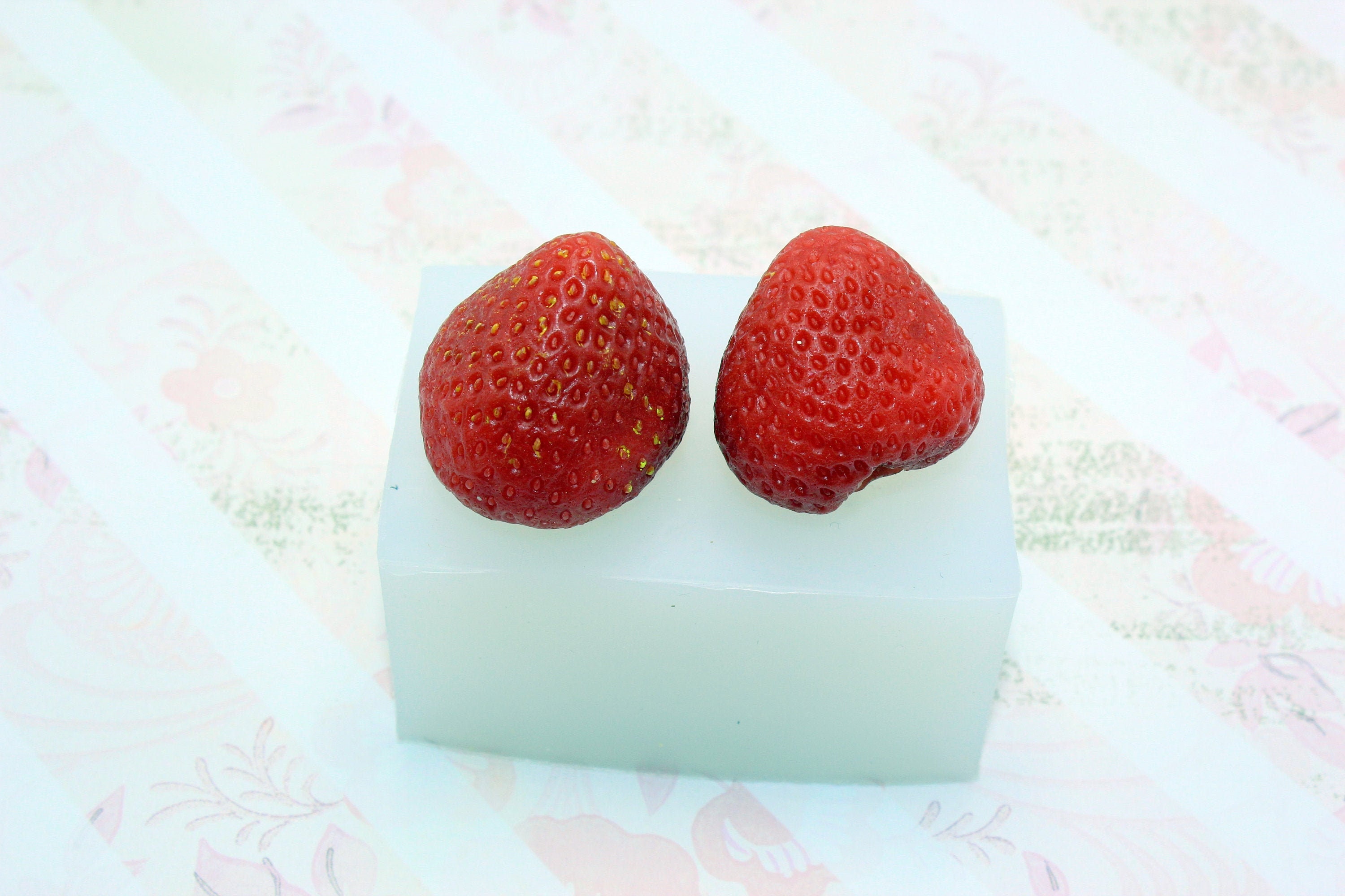Strawberry Embeds Silicone Mold. 3d Strawberry Mold. Epoxy Resin