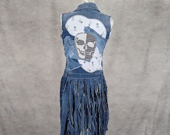 Chaleco vaquero reciclado con flecos largos y calavera (talla grande)